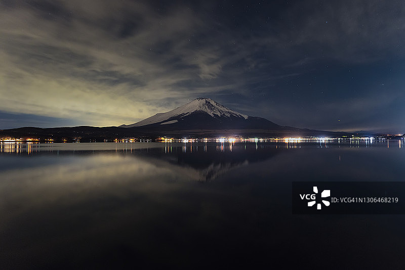富士山与云映在夜晚的山中湖图片素材