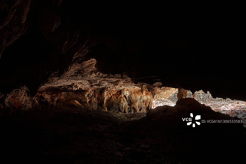 老石蝙蝠洞中的岩石。旅游景点。走在山洞里图片素材