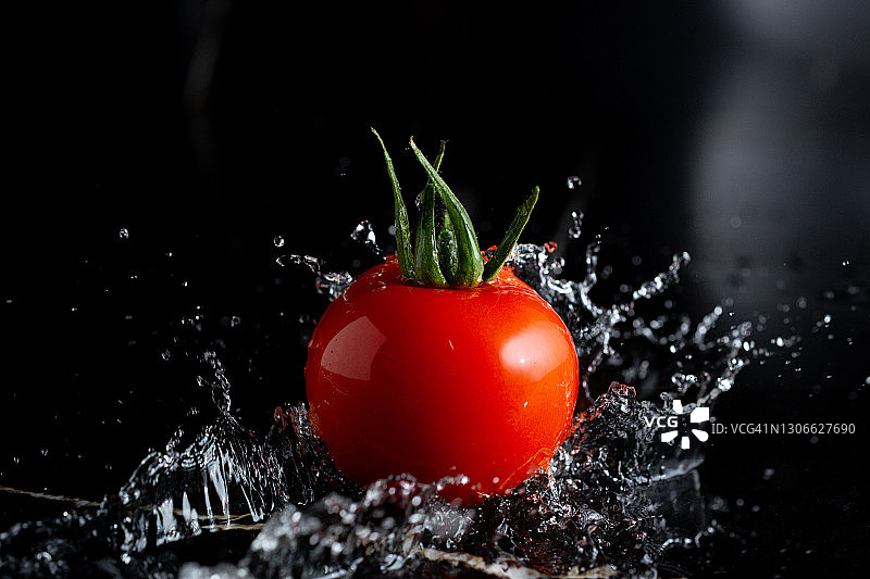 红樱桃番茄掉进水坑里图片素材
