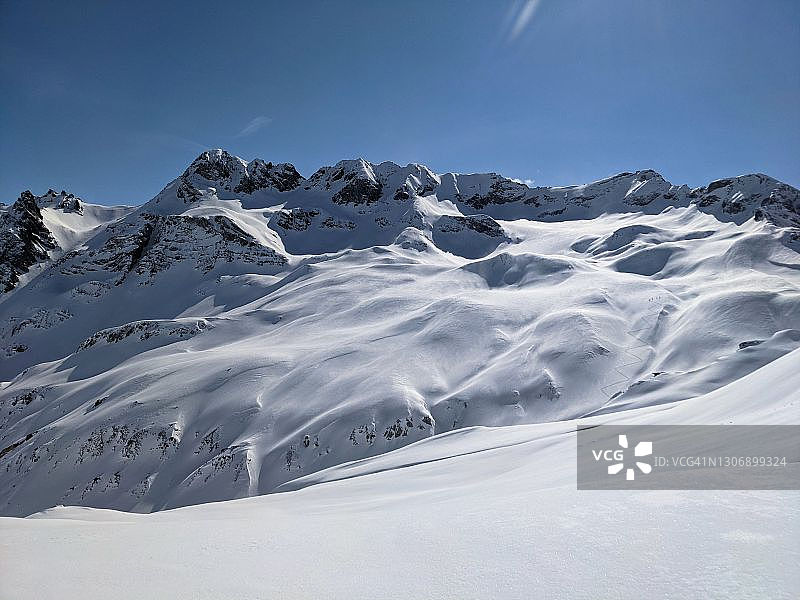 大山景图。在达沃斯，瑟蒂格和蒙斯坦之上的杜坎冰川。美丽的冬天的风景图片素材