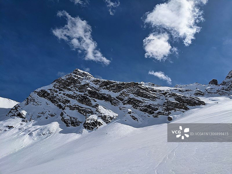 在Sertig上面的Piz Ducan。深冬的美妙山景。在瑞士Skimo。大山和山谷图片素材