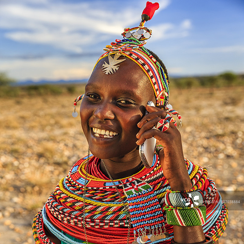 来自桑布鲁部落的非洲妇女使用手机，肯尼亚，非洲图片素材