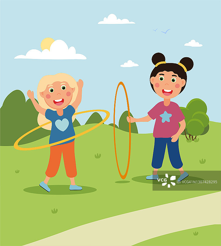 两个可爱的小女孩在一起旋转彩色的呼啦圈图片素材