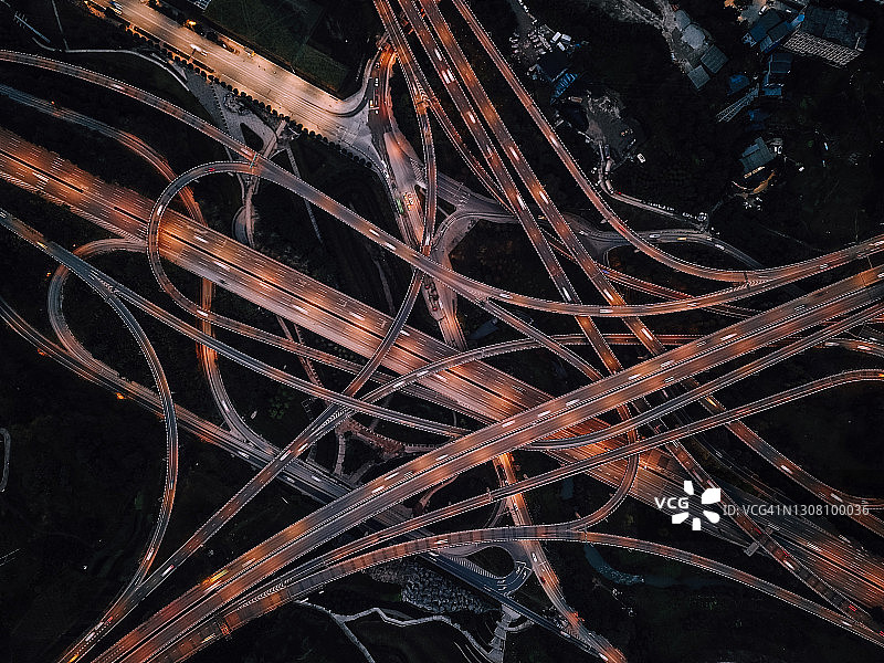 鸟瞰图的复杂天桥和繁忙的交通在黄昏图片素材