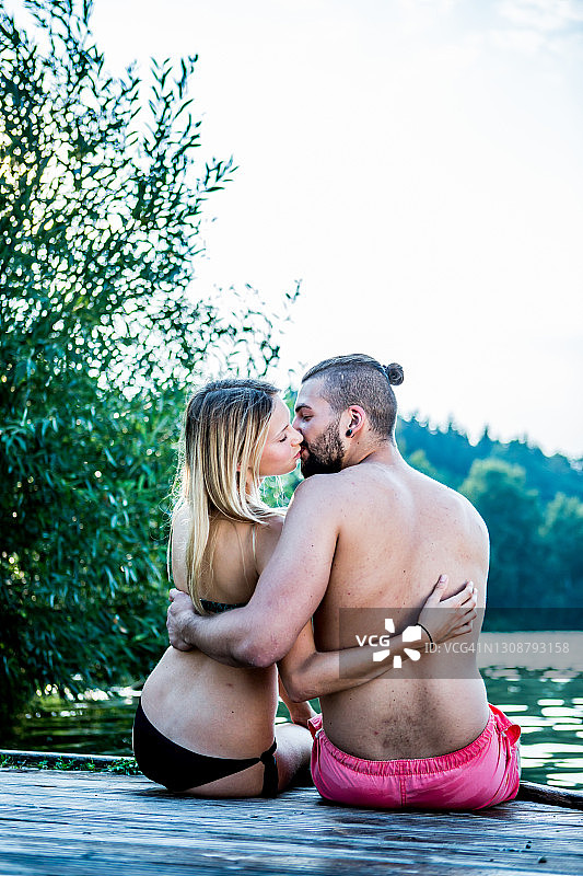 年轻夫妇喜欢游泳。图片素材
