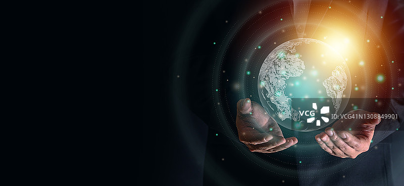 人的手握虚拟数字地球与光和图形装饰。拯救地球的概念。全球连接技术概念。背景和横幅的图形设计。图片素材