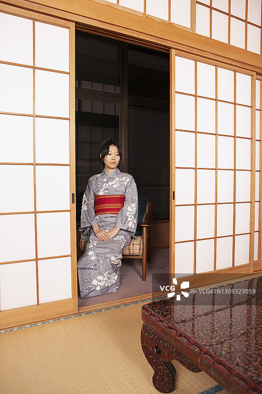 在正二门口，身着和服的安详的年轻日本妇女图片素材