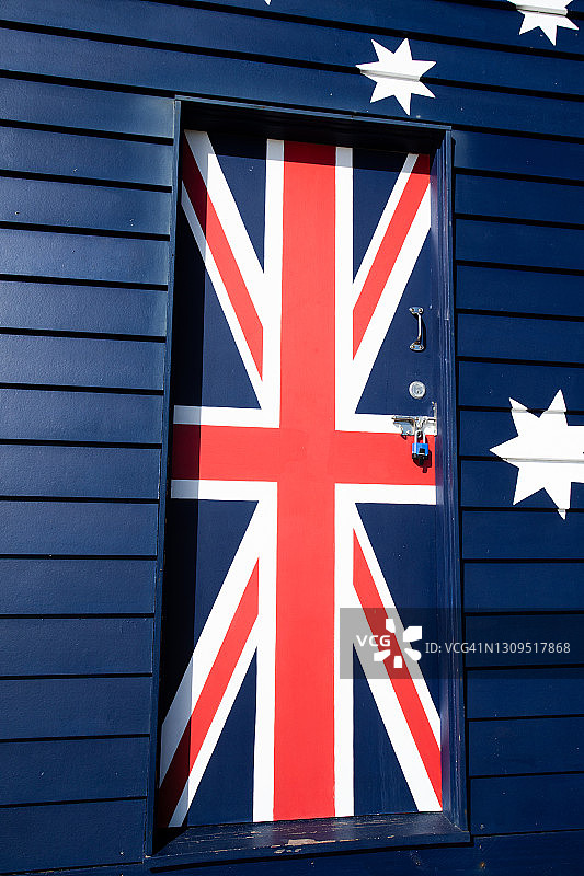在一间浴场小屋上画着一面澳大利亚国旗。米尔斯海滩。带到。维多利亚。澳大利亚。图片素材