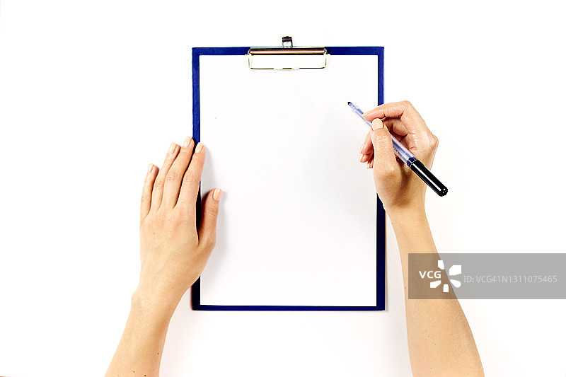 空白A4抬头的信纸，在一个白色孤立的背景上写在女人的手中。图片素材