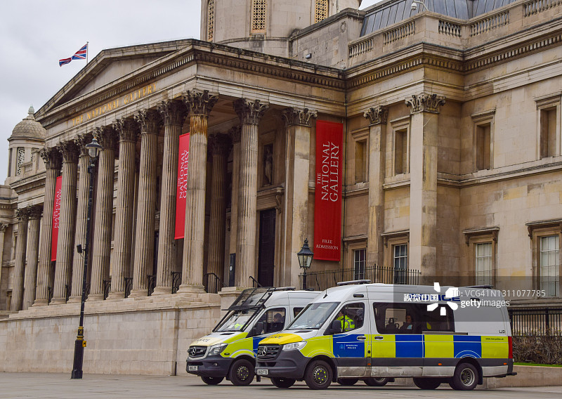 英国伦敦特拉法加广场的警车图片素材