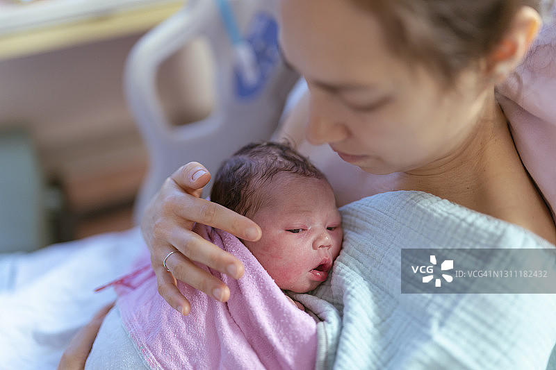 混血母亲抱着分娩后的新生儿图片素材