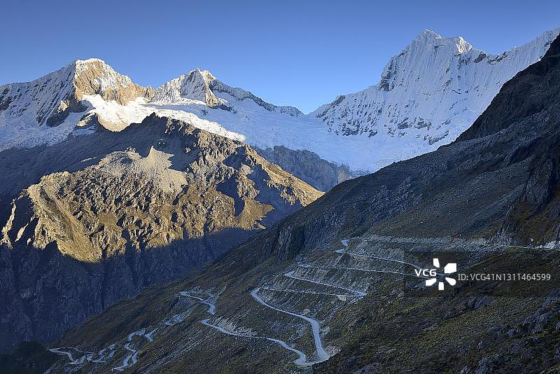 蜿蜒的AN-106山路蜿蜒在秘鲁云盖省布兰卡山脉的山坡上图片素材