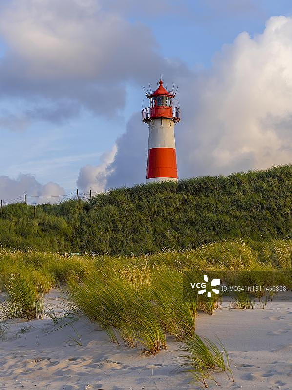 红白灯塔列表- ost在沙丘，夜晚的光，肘，Sylt，北弗里斯兰岛，北海，北弗里斯兰，石勒苏益格-荷尔斯泰因，德国图片素材
