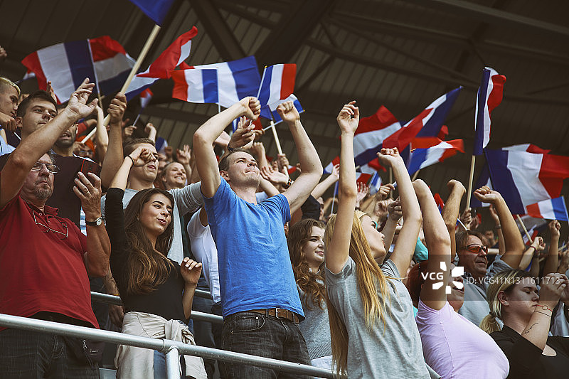 法国队在球场上比赛的观众图片素材