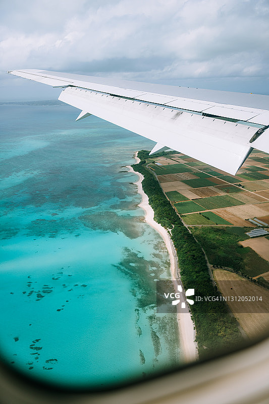 从飞机窗口看，日本冲绳宫古岛的热带岛屿图片素材