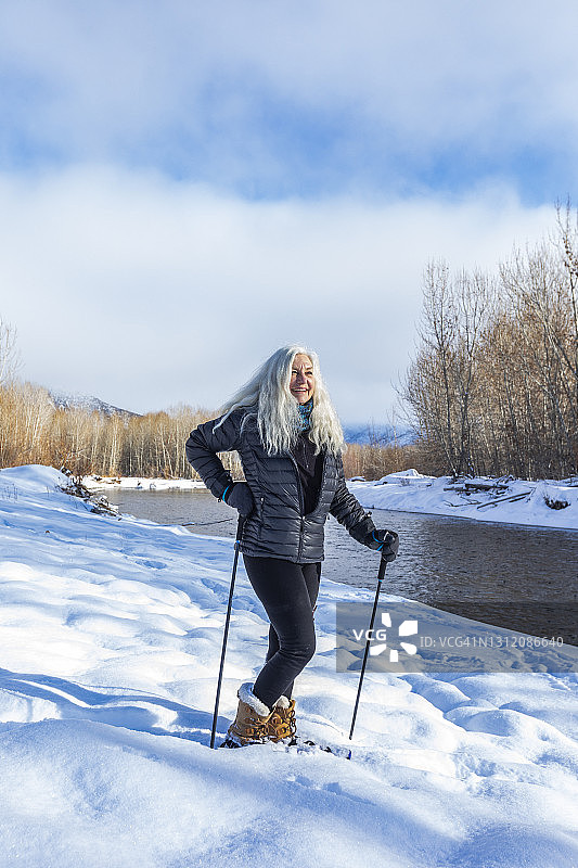美国，爱达荷，贝尔维尤，年长的女人在冬天的雪地里穿着长长的白头发图片素材