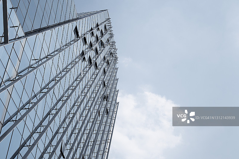 蓝天白云下的现代玻璃办公大楼图片素材