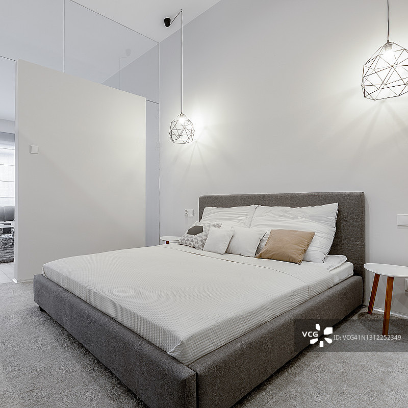 明亮的卧室和舒适的床图片素材