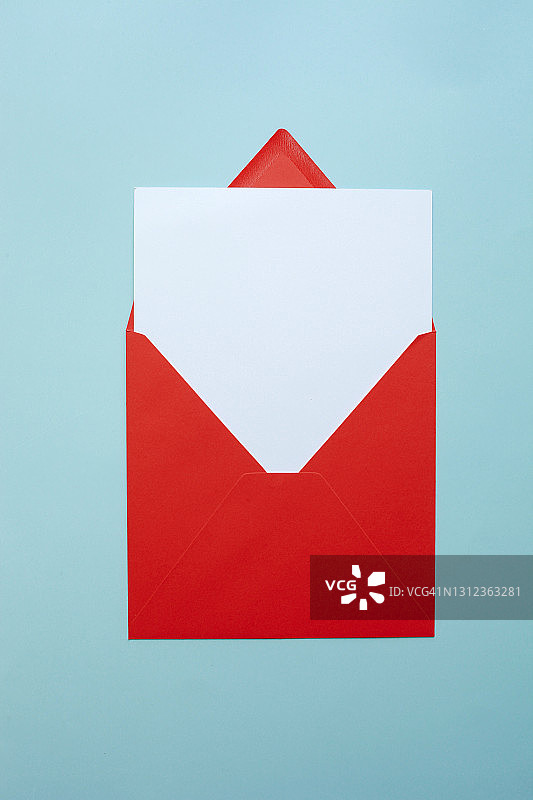 红色信封，白色空白卡片，蓝色背景图片素材