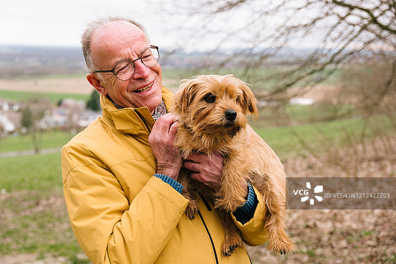 肖像:老人和他的狗，农村背景图片素材