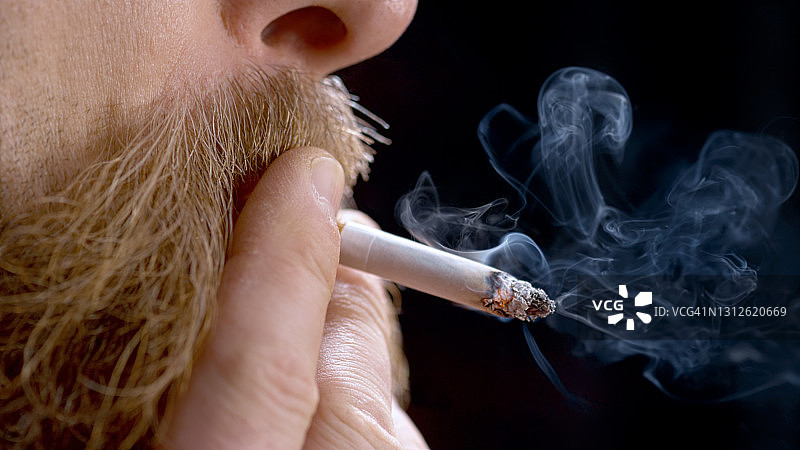 男人吸烟香烟图片素材