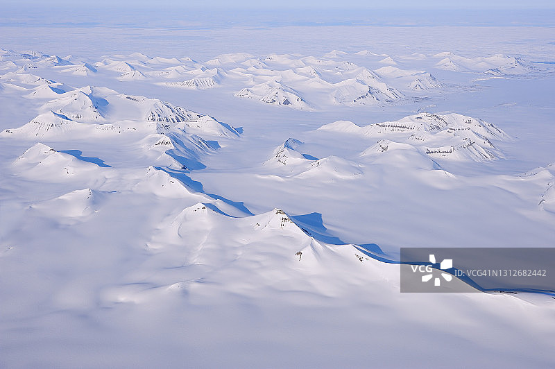 白雪覆盖的斯瓦尔巴特山脉鸟瞰图。图片素材