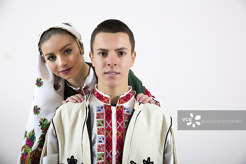 穿着传统保加利亚服装的漂亮年轻人。图片素材