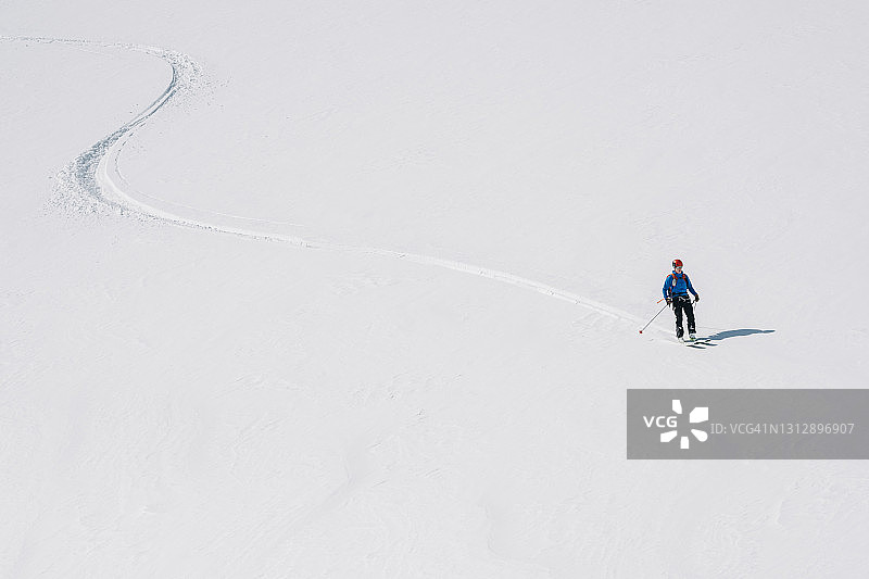 近距离的野外滑雪者使转弯下雪坡图片素材