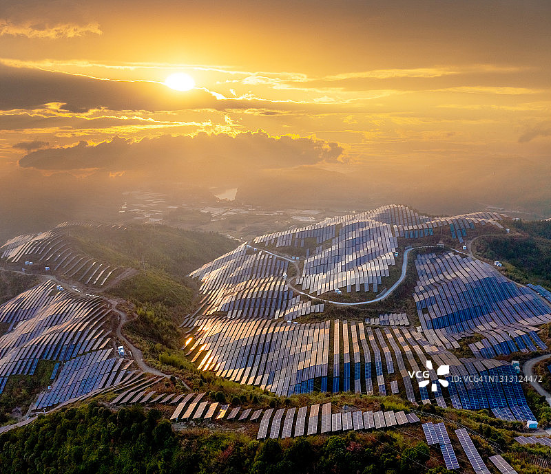 鸟瞰山上宏伟的太阳能农场图片素材