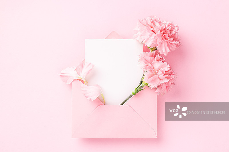 粉红色信封里的空白卡片。图片素材