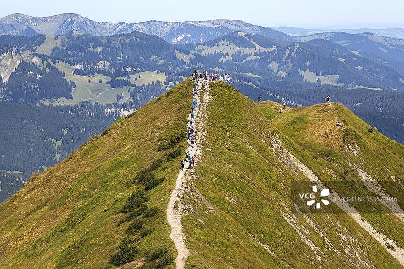 德国巴伐利亚州阿尔高阿尔卑斯山费尔霍恩峰和索勒科普夫之间的山脊步道费尔霍恩格拉特徒步者图片素材