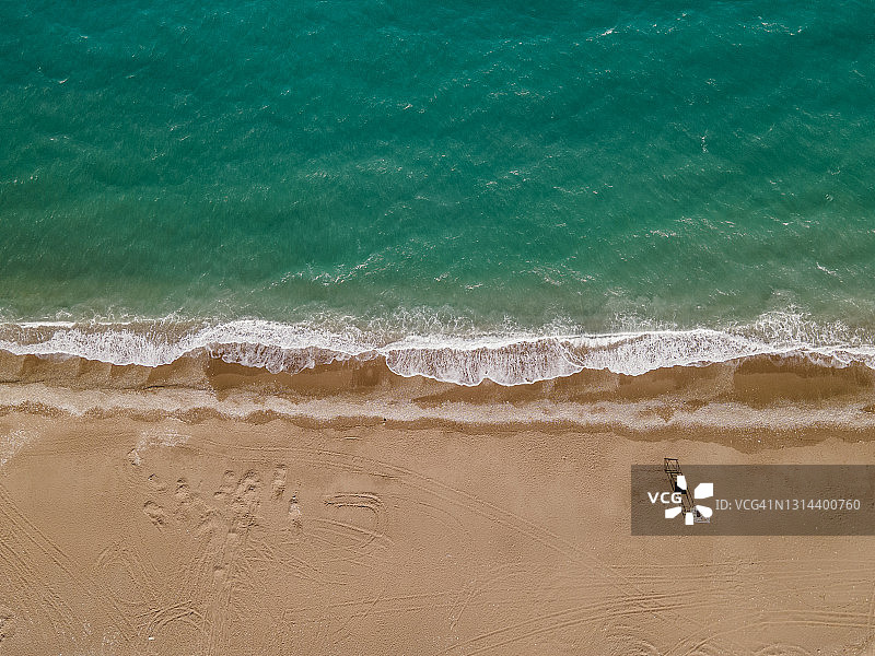 海浪和沙滩的无人机照片图片素材