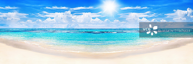 美丽的热带海滩全景，碧绿的海水，海浪，黄沙，蓝天阳光，白云，炎热的暑假，异国风情的海岛度假，加勒比旅游，马尔代夫景观图片素材