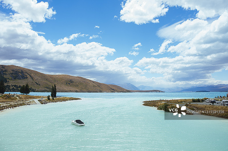新西兰特卡波湖清澈湛蓝的湖水图片素材