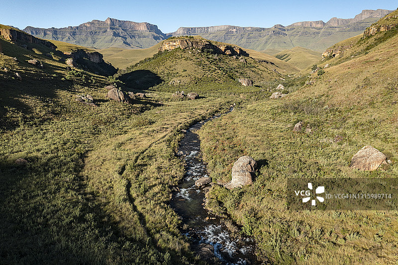 南非德拉肯斯堡巨人城堡山附近的布希曼河壮观的史诗鸟瞰图图片素材