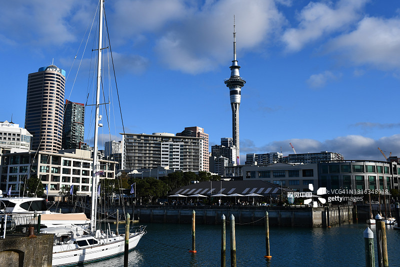 新西兰奥克兰的高架桥海港和天空塔图片素材