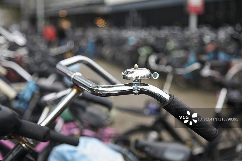 特写自行车在阿姆斯特丹的一个停车场图片素材