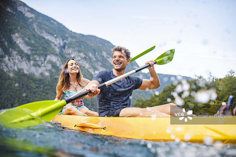 大笑的中年夫妇皮划艇在斯洛文尼亚度假图片素材