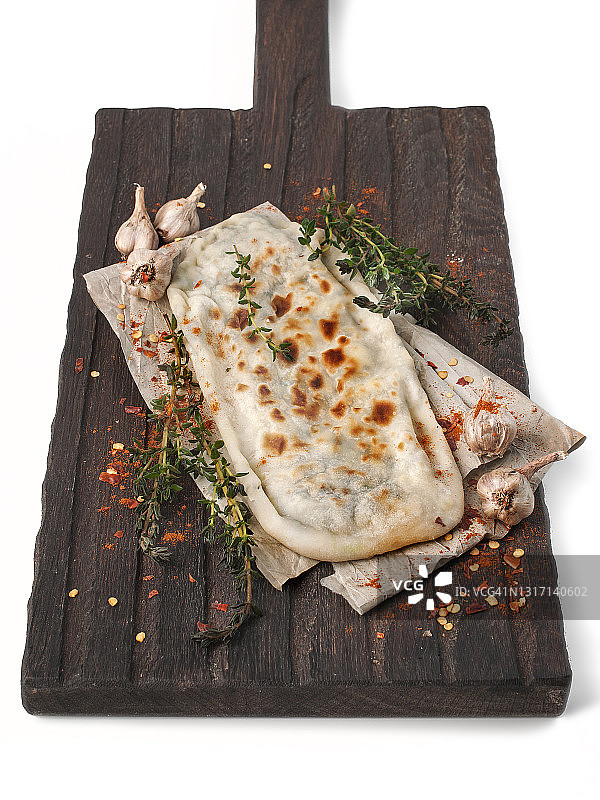 阿塞拜疆传统美食摄影- Kutab (gozleme)侧视图。美味的美食扁面包库塔布与香草和奶酪在白色背景孤立图片素材