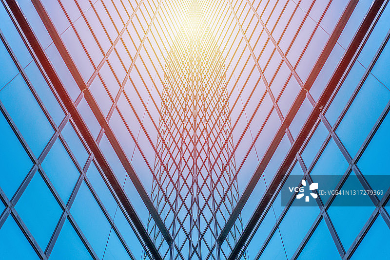 下方全景透视，以钢蓝玻璃高层建筑摩天楼，商业理念成功的工业建筑图片素材