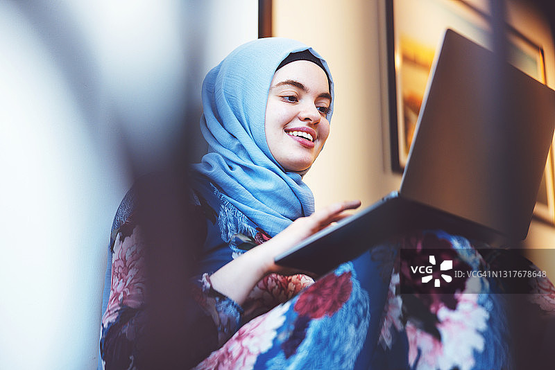 年轻的中东女性在家工作图片素材