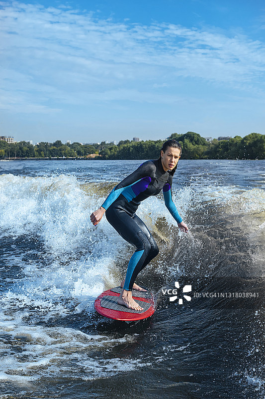 在莫斯科河冲浪的女子图片素材