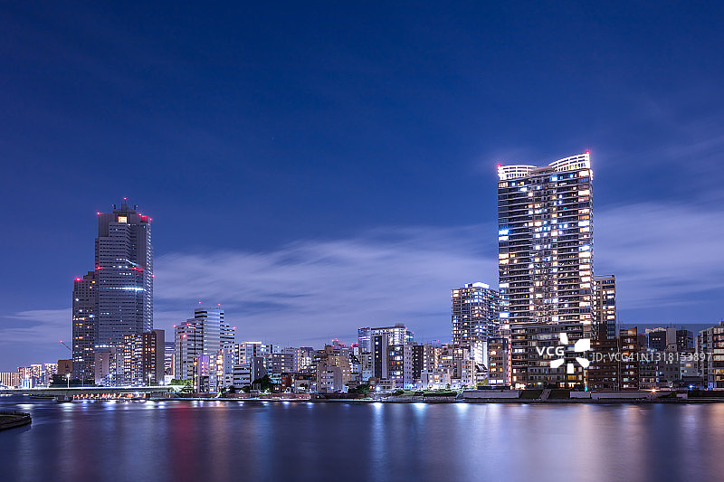 东京城市景观美丽的滨水夜景住宅区在sumida河，中央区，东京，日本。图片素材