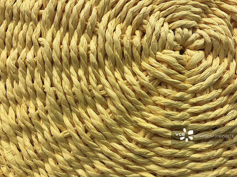 特写的黄色袋子由稻草材料编织在同心图案图片素材