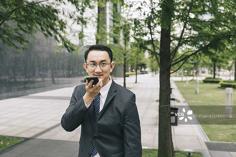 一名台湾男子发送语音信息图片素材