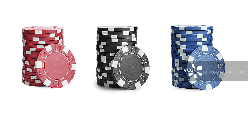 设置与堆叠不同的赌场筹码在白色的背景，横幅设计。扑克游戏图片素材