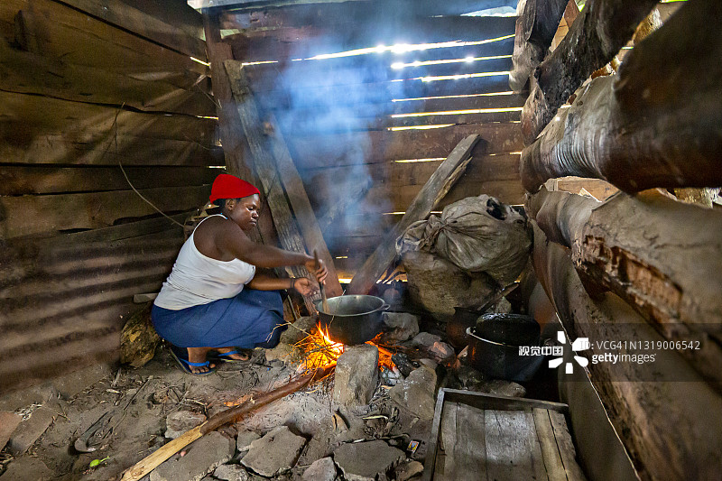 《纵火》，乌干达Kibale图片素材