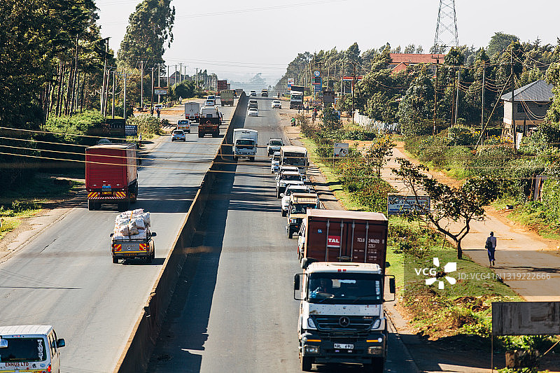 大型卡车和车辆在肯尼亚Rironi附近的主要公路上行驶图片素材