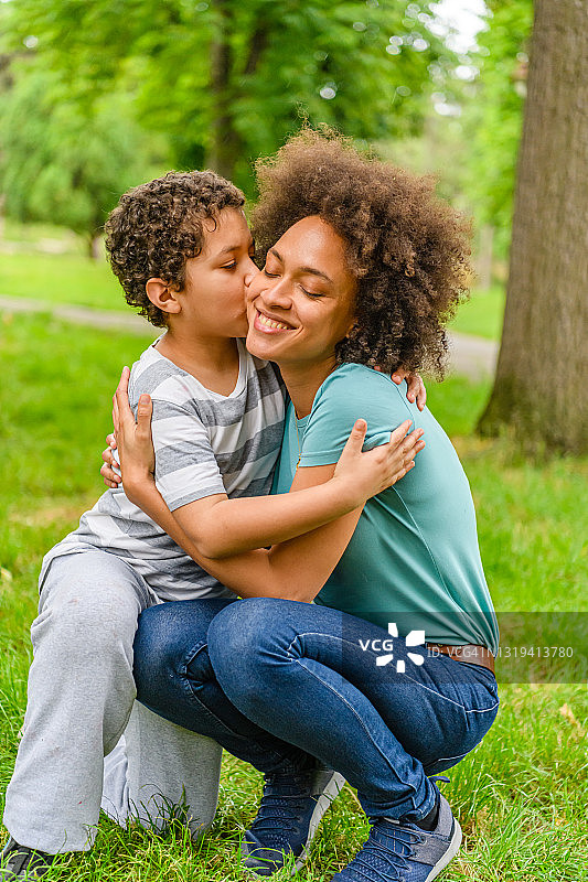 《公共公园》中非裔美国母亲与儿子的爱情情感。图片素材