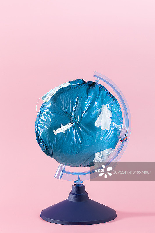 像地球一样的垃圾袋。全球灾难概念-医用口罩、注射器、塑料瓶的塑料污染图片素材